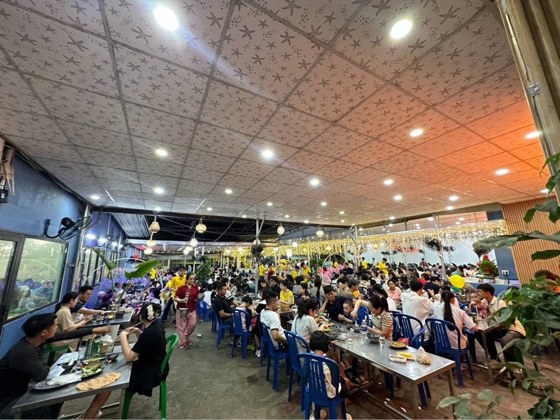 Kh&ocirc;ng gian qu&aacute;n hải sản Năm Đảnh 